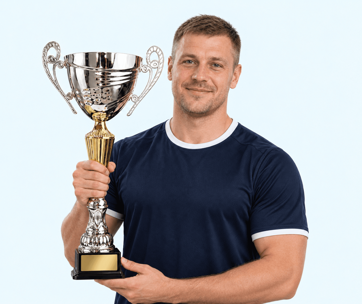 Мужчина в спортивной футболке держит наградной кубок с ручками
